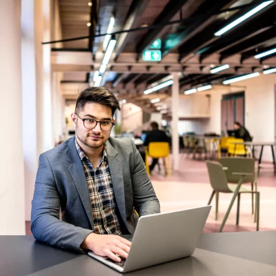 photodune-cJiQLL3k-young-man-in-coworking-space-working-